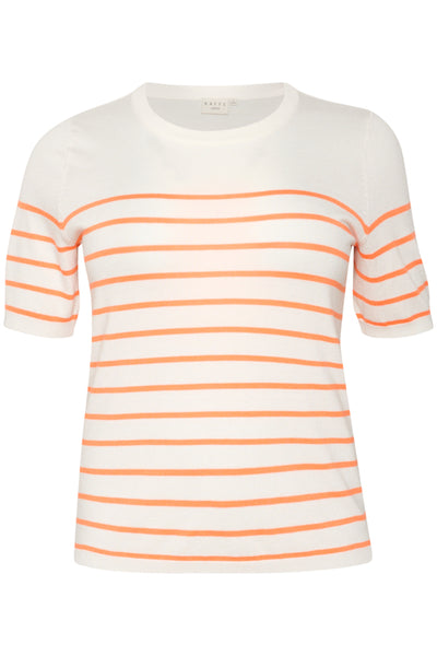 Billede af plus size t-shirten. T-shirten er hvid med orange striber, som starter kort over brystet. Striberne er tynde, men har bred afstand mellem hinanden. T-shirten har en rund halsudskæring. 